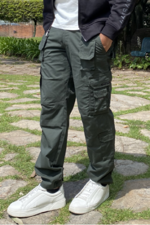 Pantalón Urban de Advantage 6704, ideal para aventuras urbanas y outdoor.